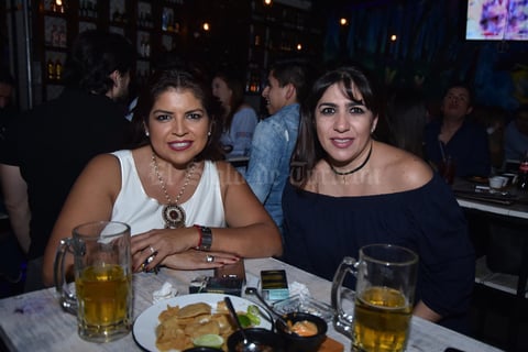 30032018 EN EL CENTRO.  Tere y Mireya.