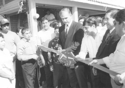 01042018 Carlos Román en la inauguración de los nuevos locales del Mercado Alianza en 1999.