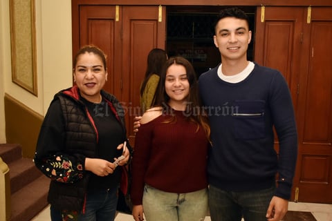 03042018 EN EL TIM.  Nely, Dominike y Christian.