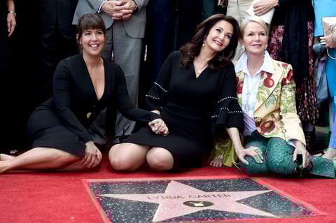 Lynda Carter (c), la directora estadounidense Patty Jenkins (i) y Blaine Trump (d) posan junto a la estrella.