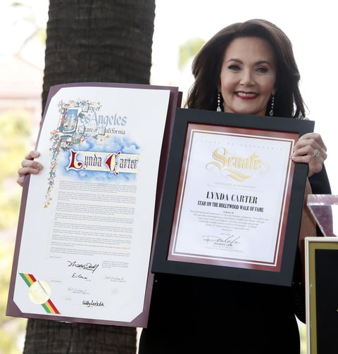 Lynda Carter con sus certificados del Paseo de la Fama.