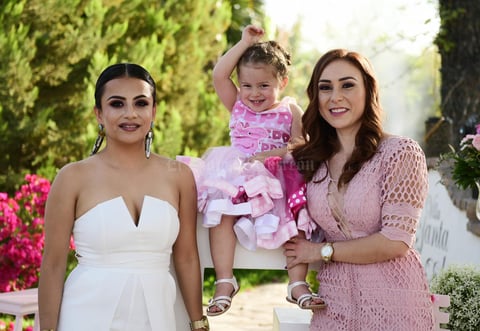Acompanada de su tia  Karla Urby Cisneros y su mama Alejandra Urby Castro
