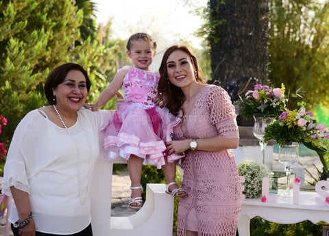 Con su abuelita Rosario Castro y su mama Alejandra Urby