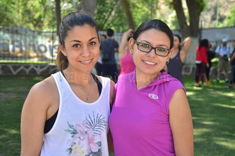 05042018 108 SALUDOS AL SOL.  Teresa y Abigaíl.