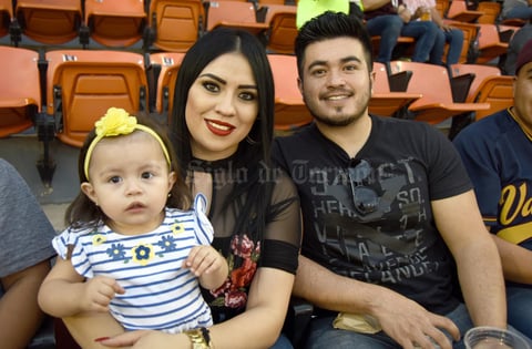 07042018 FELIZ CUMPLEAñOS.  Matías acompañado de 'Chato', Andrea y Dany.