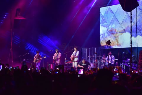 A las 10:05 de la noche llegó el momento de Morat en Torreón. Juan Pablo Villamil (Banjo, Guitarra y Voz), Juan Pablo Isaza (teclados, Guitara y voz), Alejandro Posada (Percusión, batería y Voz) y Simón Vargas (Bajo, guitarra y voz) aparecieron en el escenario.