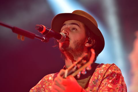 Con Mi nuevo vicio (tema con el que se dieron a conocer en México al lado de Paulina Rubio), Morat inició su show. El tema fue coreado por los asistentes.