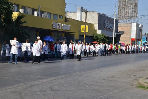 El contingente avanzó hasta llegar a la clínica 71 del IMSS.