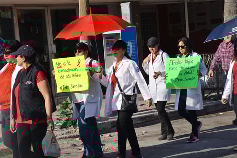 Los doctores portaron pancartas con leyendas de “No a la criminalización del acto médico. #TodosSomosLuis” y “Somos médicos, no somos delincuentes”. También lanzaron consignas de “El gremio unido jamás será vencido”.