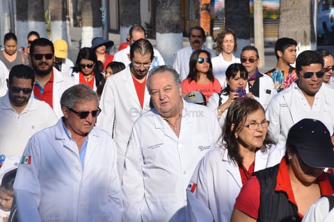 La protesta pacífica partió minutos después de las 9 de la mañana de la Plaza Mayor de Torreón y culminó con un mitin al exterior de la Clínica 71 del Seguro Social.