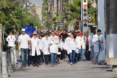En la marcha, que se realizó a nivel nacional, el gremio exige la liberación del médico, que se reclasifique el delito que se le imputa y que sean peritos especialistas en medicina los que lleven a cabo las investigaciones del caso para determinar responsabilidades.