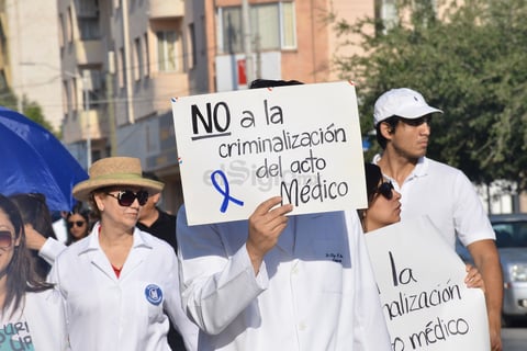 Médicos de La Laguna salieron este domingo a las calles de Torreón para manifestar su solidaridad al doctor Luis “N”, acusado en el estado de Oaxaca de homicidio doloso, esto luego de la muerte de un niño de tres años de edad por presunta negligencia médica, ocurrida en noviembre de 2017.