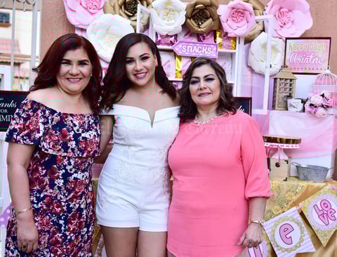08042018 A PUNTO DE CASARSE.  Ariatne Calderón Murillo acompañada de su mamá, Aurelia de Calderón, y su suegra, Aracely Ortiz Guerrero, organizadoras de su despedida de soltera.