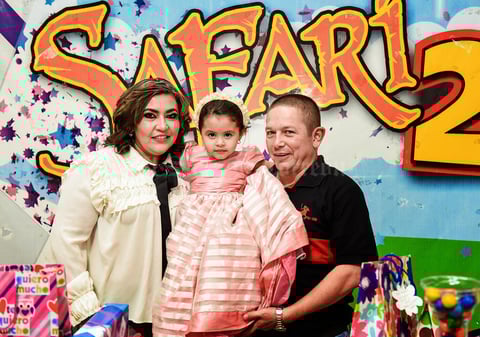 08042018 FESTEJA SU CUMPLE.  Ariadna Elizabeth acompañada de sus abuelos, Cecilia y Amado, el día de su cumpleaños.