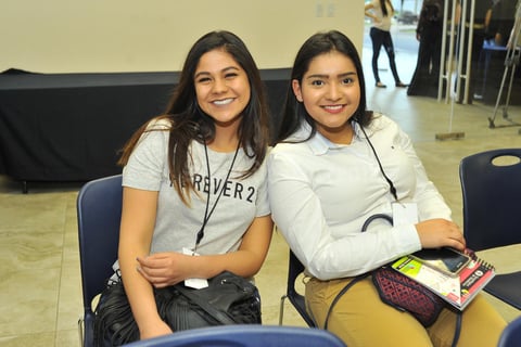 09042018 CONTENTAS.  Sirenia y Paola.