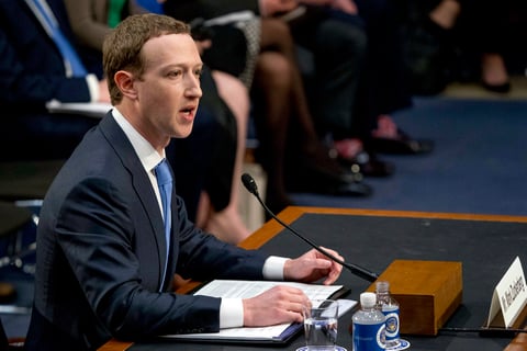 "Nos enfrentamos a una serie de cuestiones importantes en torno a la privacidad, la seguridad y la democracia. Y con razón ustedes tendrán algunas preguntas difíciles que hacerme", dijo.