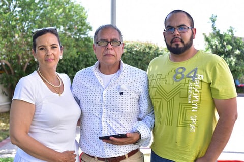 11042018 EN EL MERCADITO.  Miriam, Javier y Javier.