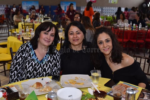 12042018 TARDE DE BINGO.  Claudia, Mónica y Claudia.