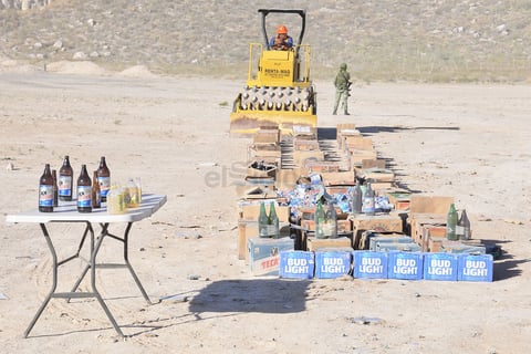 Botes y botellas con contenido alcohólico vendido ilegalmente fueron apisonados por la aplanadora.