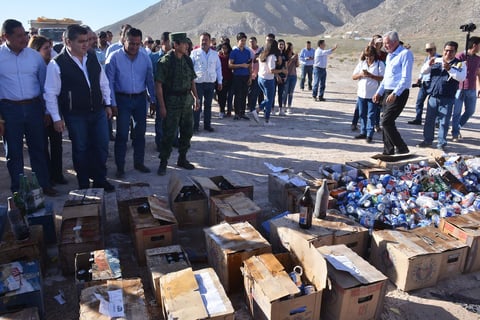 Alcohol, que fue decomisado debido a irregularidades, fue destruido en el acto.