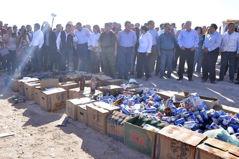 Cientos de bebidas alcohólicas fueron aplanadas para su destrucción.
