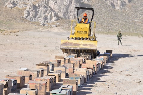 Cientos de bebidas alcohólicas fueron aplanadas para su destrucción.