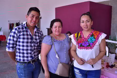 16042018 EN EL MERCADITO.  Pedro, Ana y Mónica.