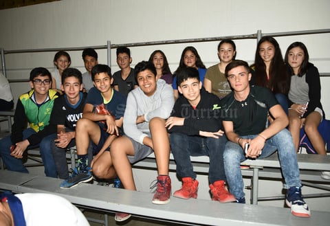 16042018 APOYAN A SU EQUIPO.  Equipo de basquetbol del Club San Isidro.