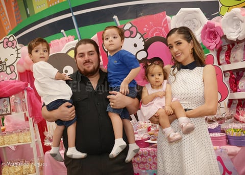 14042018 María Elena Valenciana Velasco, sus papás, María Elena Velasco Landeros y José Luis Valenciana Martínez, y sus hermanos, José Luis Valenciana Velasco y José María Valenciana Velasco.