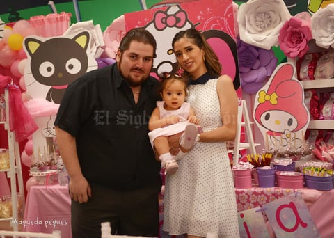 14042018 María Elena Valenciana Velasco y sus papás, María Elena Velasco Landeros y José Luis Valenciana Martínez.