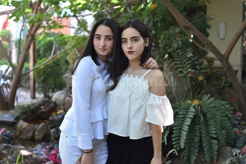 15042018 EN CUMPLEAñOS.  Mónica y Andrea.
