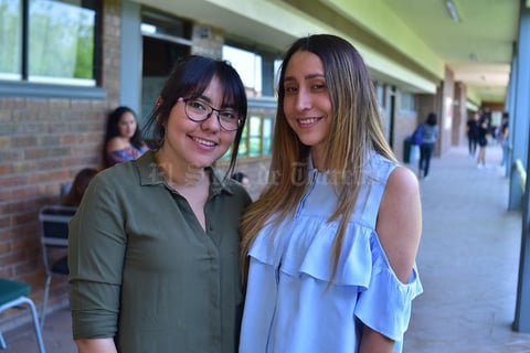 16042018 ENTRE CLASES.  Diana y Nayeli.