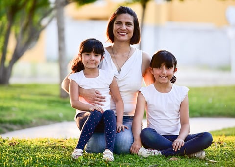 Maria Jose con sus hijas  Fernanda y Camila