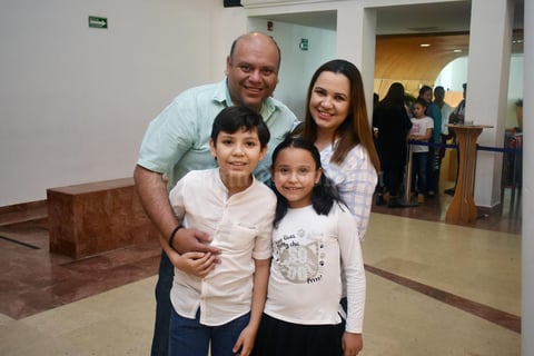 21042018 OBRA DE TEATRO.  Toño, Leydi, Toño y Luciana.