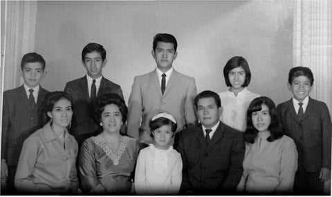 22042018 Familia Villa Vega en el año de 1967. De pie: Rafael, Leonardo, Jorge, Martha Estela y José Enrique. Sentados: Alma Angelina, doña Enriqueta (f), Norma Patricia, Don Rafael
(f) y Ma. del Rosario.