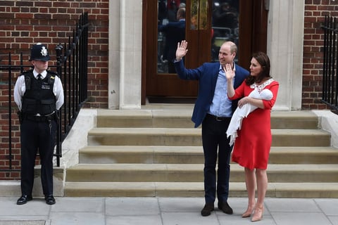 Curiosamente, la reina Isabel II y al duque de Edimburgo también tuvieron primero un niño, el príncipe Carlos, después una niña, la princesa Ana, y luego otro niño, el príncipe Andrés. Posteriormente nació su cuarto e hijo menor, Eduardo.
