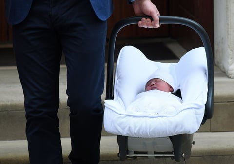 Por delante de él se encuentran su abuelo, el príncipe Carlos, su padre, el príncipe Guillermo, y sus dos hermanos, Jorge y Carlota.