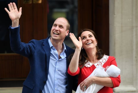 El sexto bisnieto de la soberana británica pasa a ocupar el quinto lugar en la línea de sucesión al trono, desbancando así a su tío el príncipe Enrique, que se sitúa en el sexto puesto.