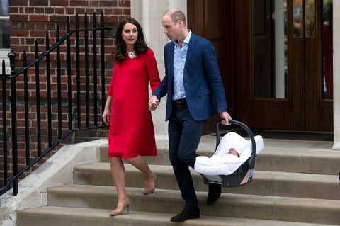 El niño, quinto en la línea de sucesión del trono británico y del que aún se desconoce el nombre, nació a las 10:01 horas GMT de hoy en el hospital St Mary's de Londres.