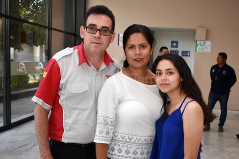 25042018 PRESENTACIóN DE MARIACHI.  Cesar, Paty y Melissa.