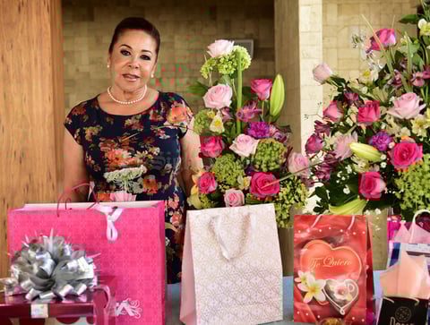 25042018 CELEBRA SU CUMPLEAñOS.  Paulina cumplió 67 años de vida, por lo que fue festejada por todos sus amigos y familiares.