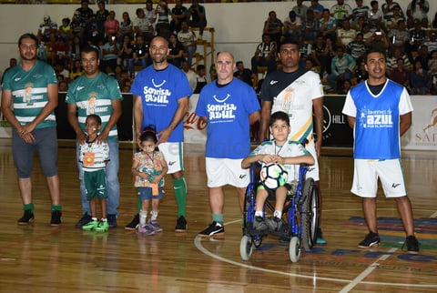 El resultado deportivo fue lo menos importante en una noche que los aficionados disfrutaron al máximo, conviviendo con los "Guerreros Legendarios", que amablemente firmaron autógrafos y se sacaron fotografías con su gente.
