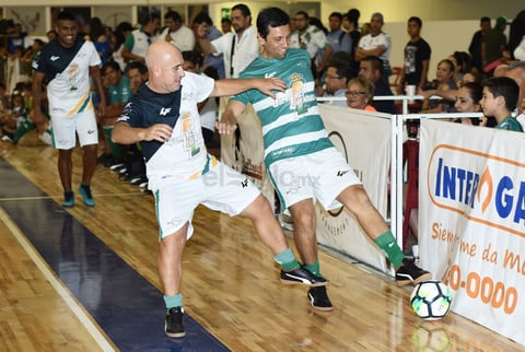 Joaquín Reyes y Rodrigo Ruíz disputan una pelota.