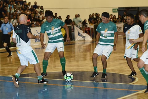 Pese a ser amistoso, los jugadores se divirtieron como si estuvieran de nuevo sobre el campo.