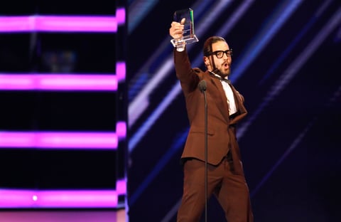 Maluma fue premiado como artista del año en redes sociales en la vigésima entrega de los premios.
