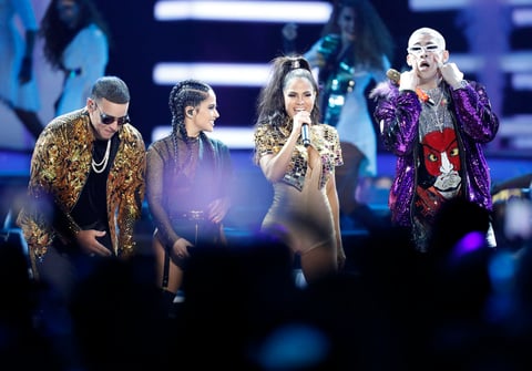 Daddy Yankee presentó el remix del tema Dura, junto a  Natti Natasha, Becky G y Bad Bunny