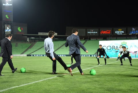 Tras el juramento deportivo y la simbólica patada inicial a cargo de Rafael Rebollar, Jorge Zermeño y Alejandro Irarragorri, el presidente santista realizó la declaratoria inaugural en punto de las 21:27 horas.
