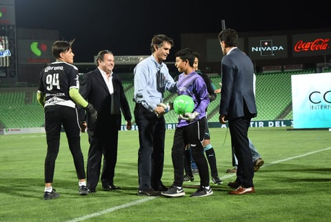 Fue acompañado en el escenario principal, por Alejandro Irarragorri Gutiérrez, presidente ejecutivo de Grupo Orlegi y de Santos Laguna, además de Alfonso Villalba, director general de Grupo Orlegi, teniendo como invitado especial y anfitrión a Jorge Zermeño Infante, alcalde de Torreón, quien se mostró muy contento de darle la bienvenida a los miles de visitantes.