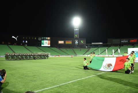 Se vivió un momento muy emotivo al rendir honores a la Bandera Nacional, entonando a todo pulmón el Glorioso Himno Nacional Mexicano, resonando hasta en el último rincón de la casa de los Guerreros.