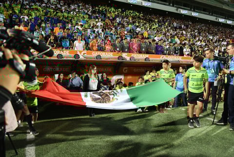 Un marco perfecto, ofreció el majestuoso estadio Corona para recibir a miles de jugadores, entrenadores, directivos y familiares quienes llenaron a su máxima capacidad el área de poniente central, generando un sensacional ambiente para disfrutar de la magna inauguración.